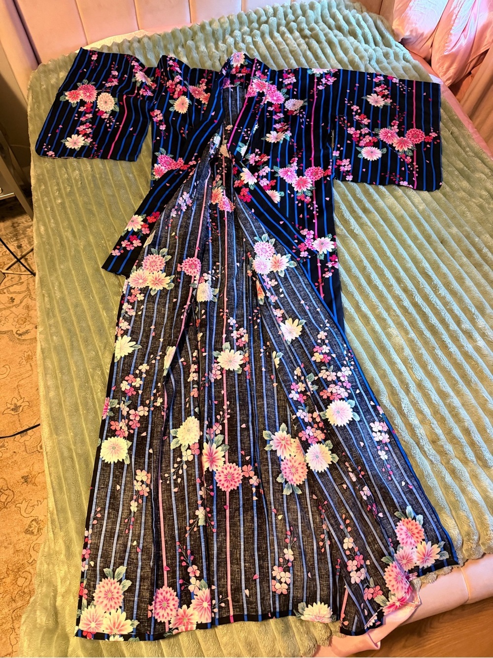 Men’s Stripe Kimono with glitter floral pattern in Navy and Pink - Picture 3 of 7